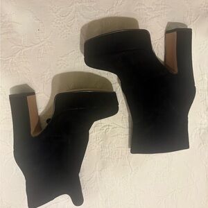 Chic Black Heeled Boots for Women